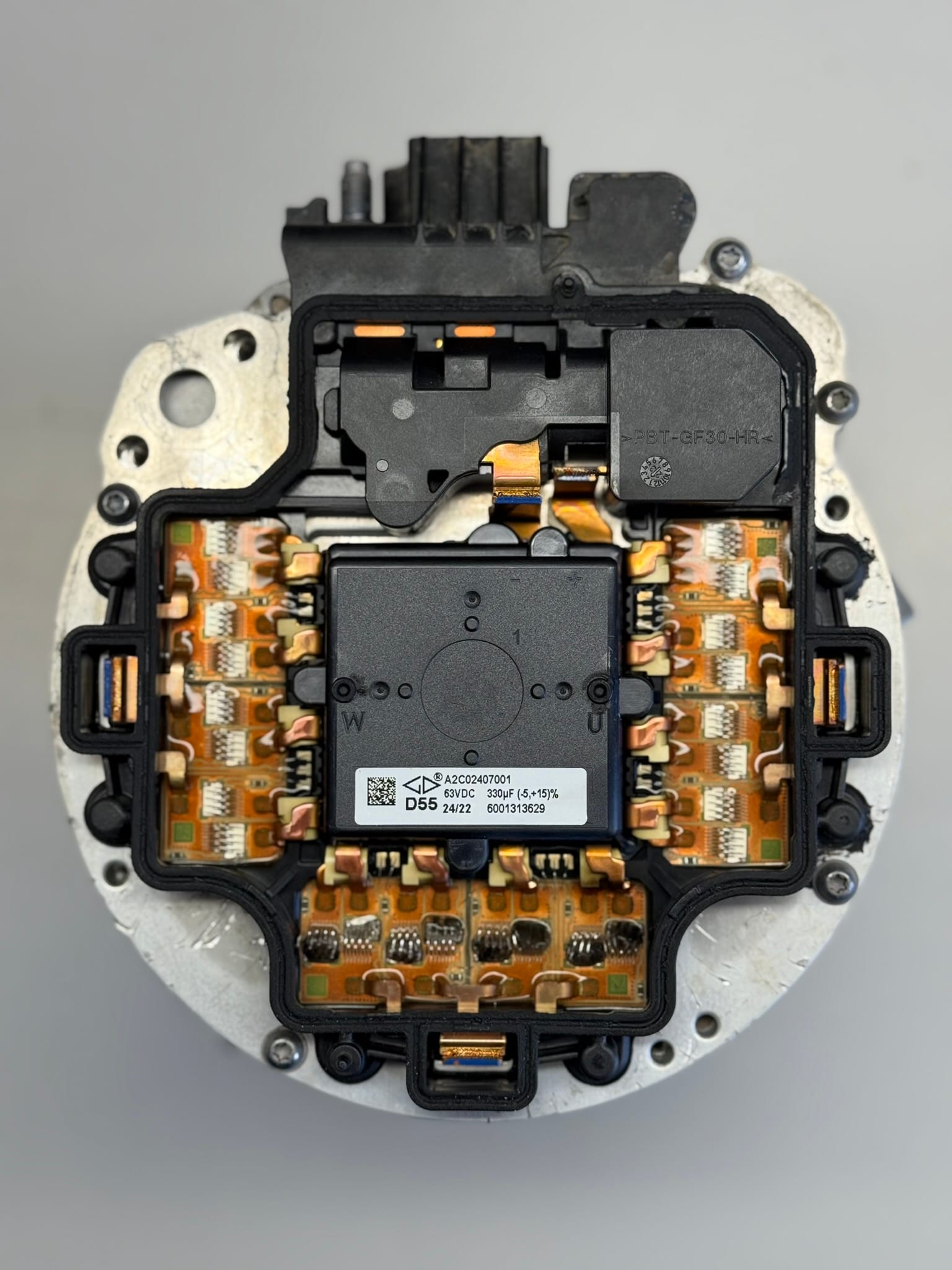 Starter Generator 48 V Audi 4N1 903 028 na stanowisku serwisowym podczas naprawy elektroniki mocy